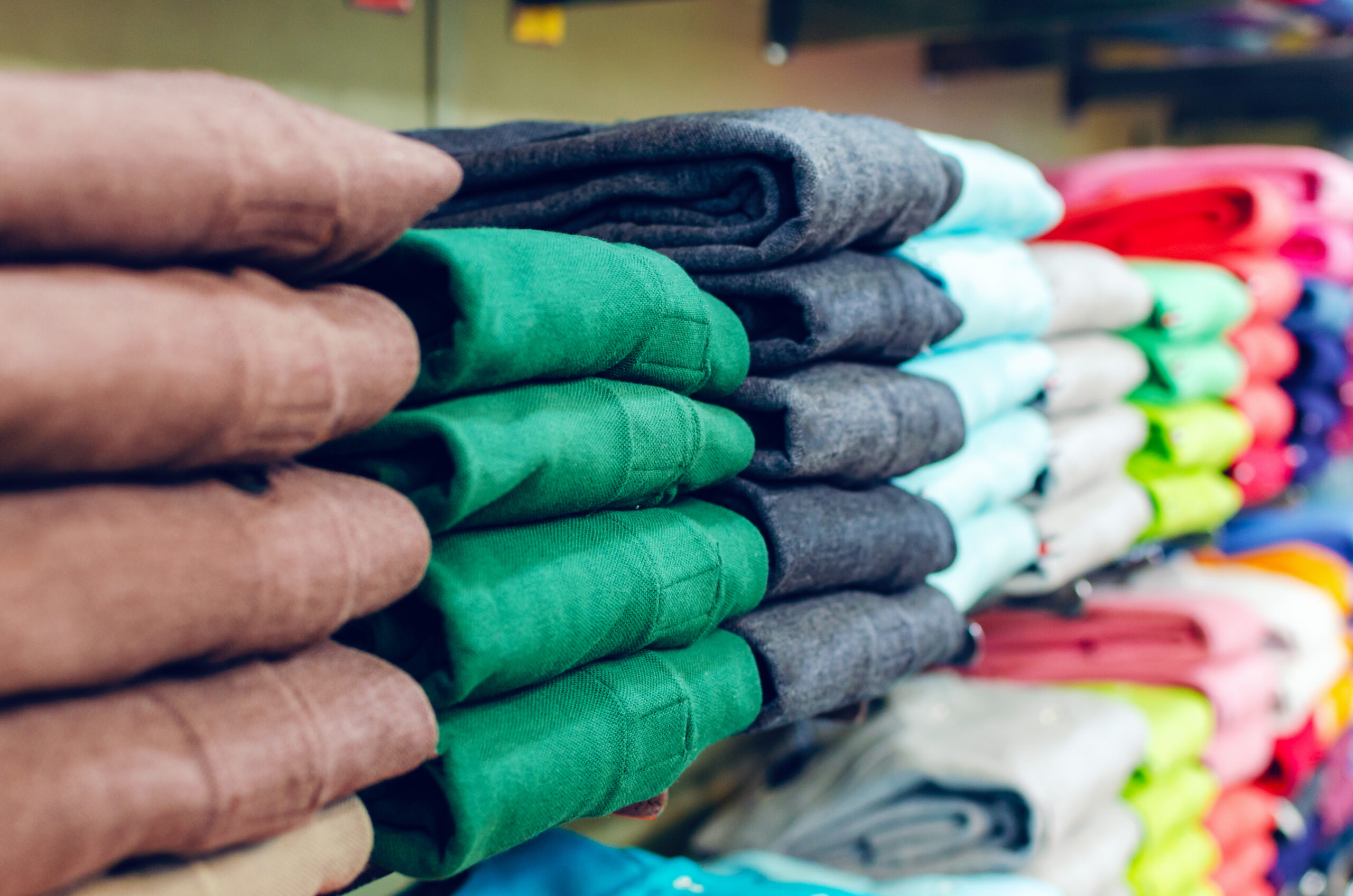 Schrank mit Polo-Shirts in mehreren Farben